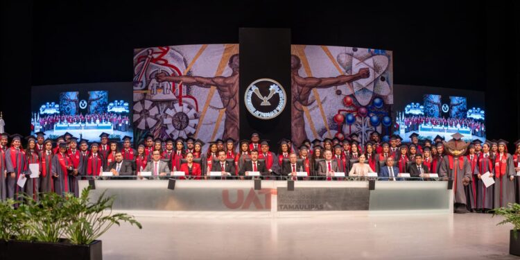 Rector Dámaso Anaya preside la graduación de 161 egresados de la UAT