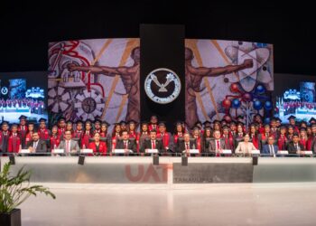 Rector Dámaso Anaya preside la graduación de 161 egresados de la UAT