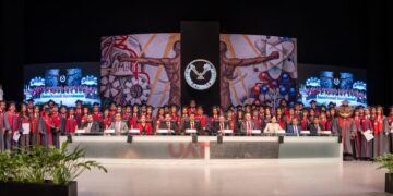 Rector Dámaso Anaya preside la graduación de 161 egresados de la UAT