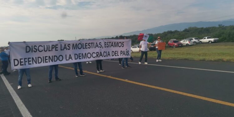Trabajadores del Poder Judicial cierran carretera a Zaragoza