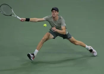 Jannik Sinner avanza a cuartos de final del US Open tras superar a Tommy Paul