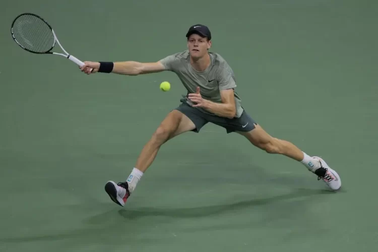 Jannik Sinner avanza a cuartos de final del US Open tras superar a Tommy Paul
