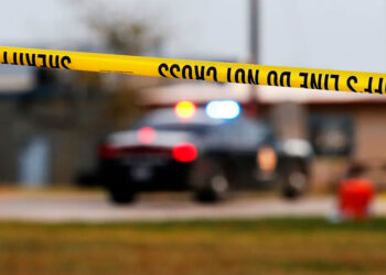 Hombre armado dispara en autopista y huye en camioneta