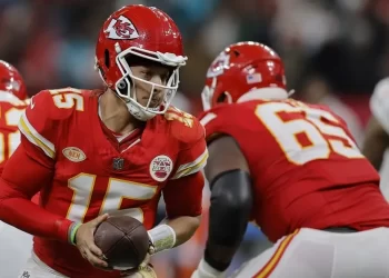 Chiefs vencen a los Ravens 27-20 en el inicio de la NFL