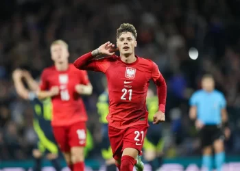 Penalti de Zalewski da triunfo agónico a Polonia