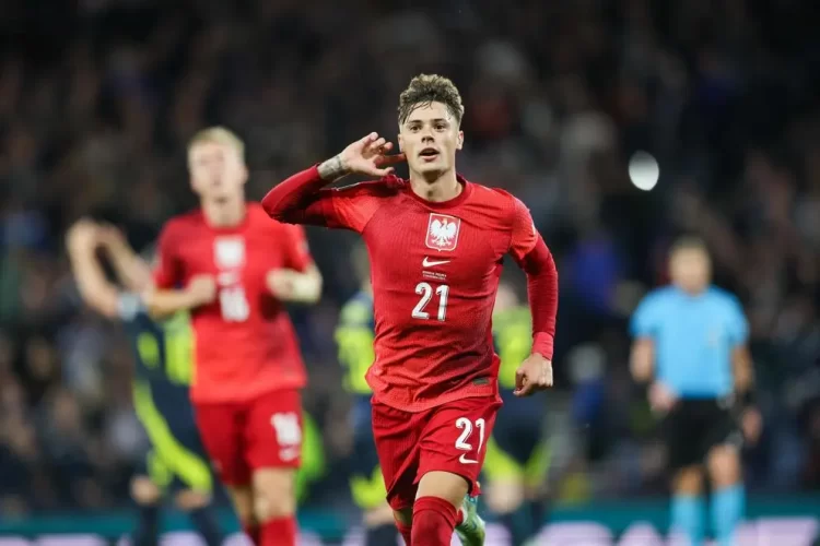 Penalti de Zalewski da triunfo agónico a Polonia