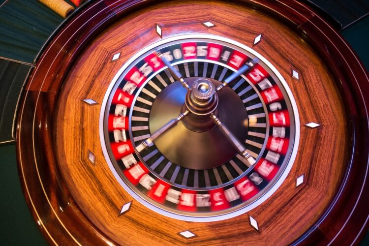 ¿Cuál es la historia de la ruleta de casino y cómo llegó a ser tan popular?