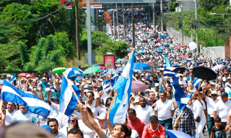 Movilización en Honduras pide dimisión de la presidenta Castro
