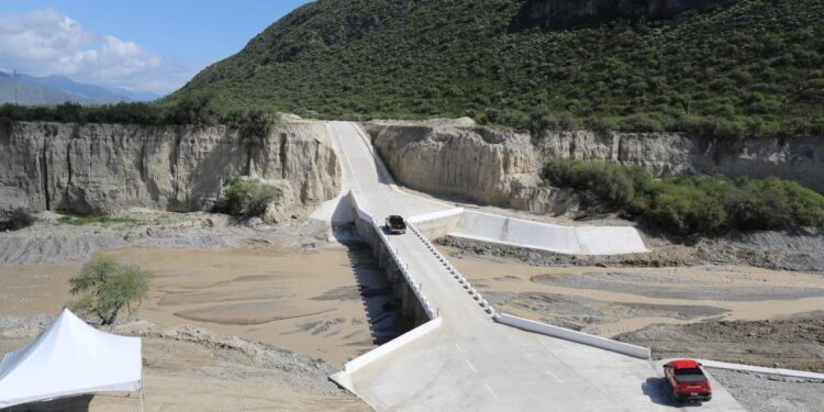 Entrega Américo viviendas a damnificados por la tormenta Alberto 