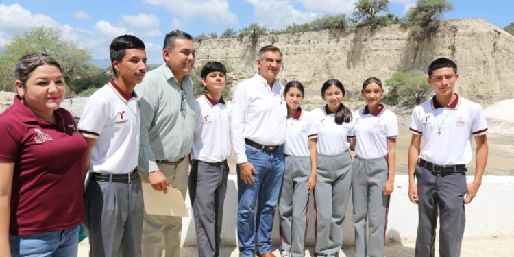 Entrega Américo viviendas a damnificados por la tormenta Alberto 