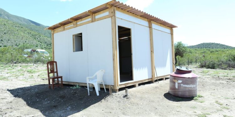 Entrega Américo viviendas a damnificados por la tormenta Alberto 