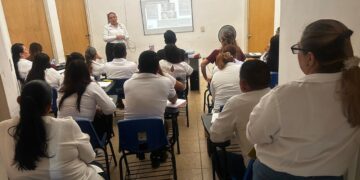 Capacitan a personal de DEMA para brindar pláticas contra adicciones 