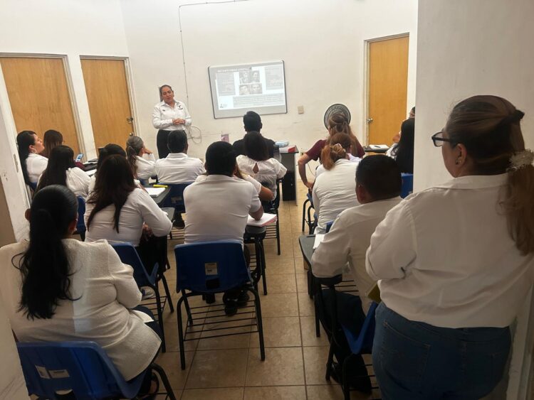 Capacitan a personal de DEMA para brindar pláticas contra adicciones 