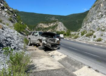 Estrella camioneta contra talud de la sierra