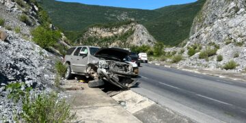 Estrella camioneta contra talud de la sierra