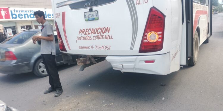 Choca auto contra microbús en calles 16 y Nuevo León de Cd. Victoria