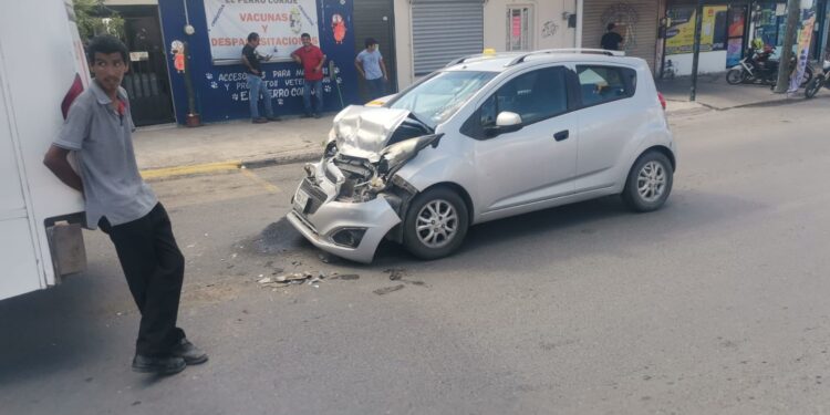 Choca auto contra microbús en calles 16 y Nuevo León de Cd. Victoria