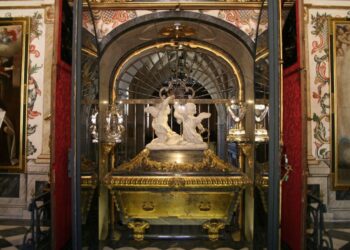 Abren el sepulcro de Santa Teresa para estudiar sus reliquias