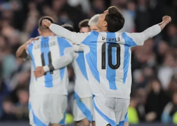 Argentina vence a Chile y se afianza como líder de las eliminatorias