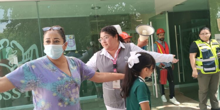 Realizan simulacro de incendio en ISSSTE