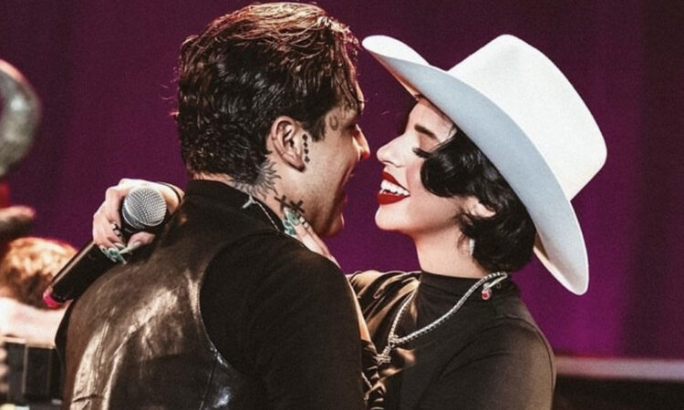 Ángela Aguilar y Christian Nodal muestran su amor en el escenario