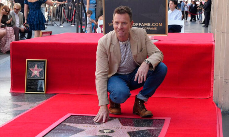 Ewan McGregor celebra su estrella en el Paseo de la Fama de Hollywood