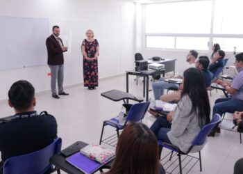 Experta en búsqueda de personas desaparecidas imparte cátedra en la USJT