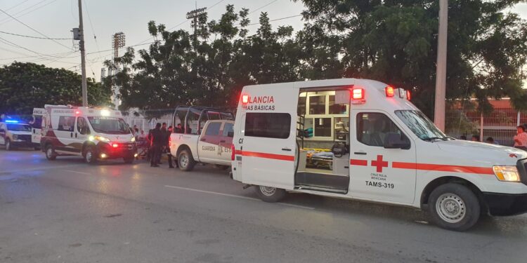 Patrulla embiste a seis personas