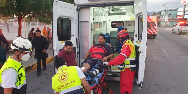 Patrulla embiste a seis personas