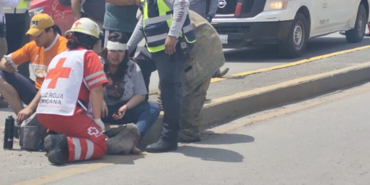 Vuelca Didi: madre e hijo lesionados