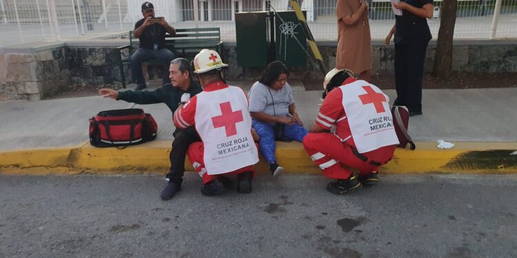 Patrulla embiste a seis personas