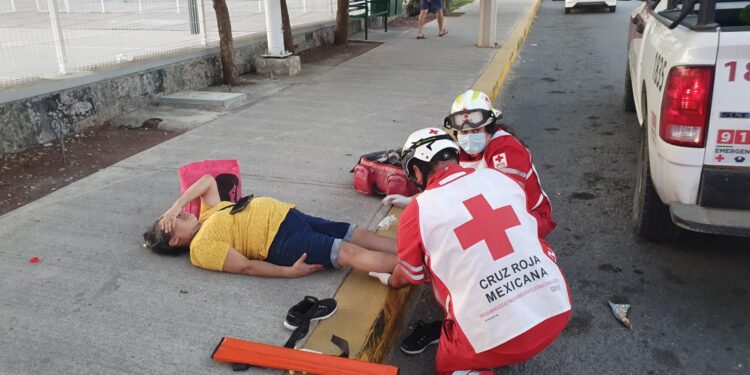 Patrulla embiste a seis personas