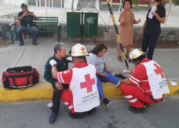 Patrulla embiste a seis personas