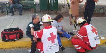 Patrulla embiste a seis personas