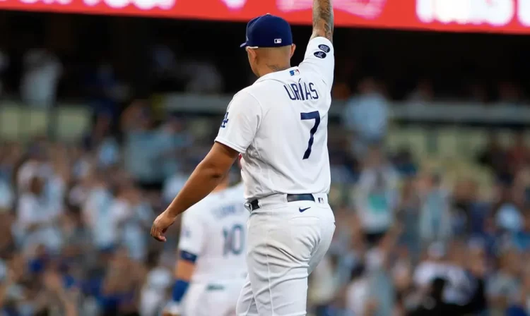 Julio Urías, descartado para el Premier 12