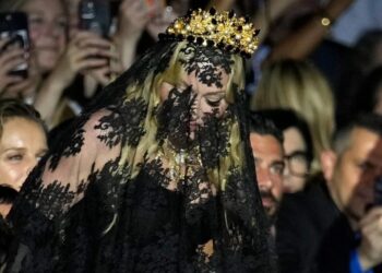 Madonna sorprende en el desfile de Dolce & Gabbana