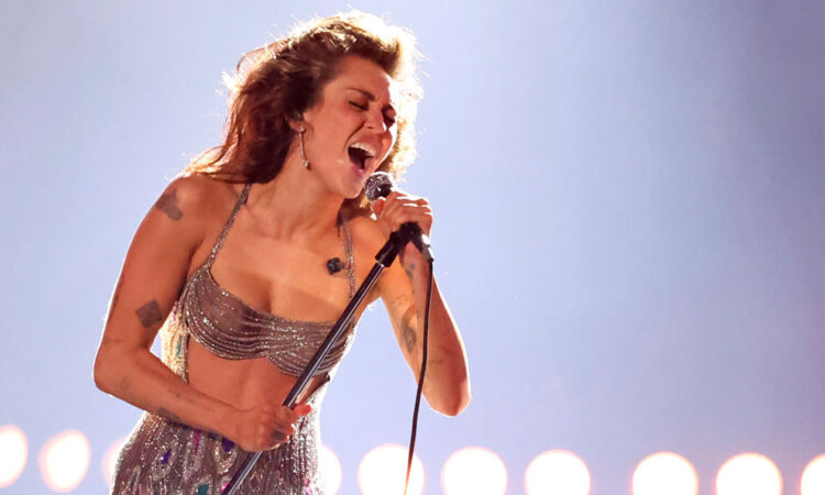 Demandan a Miley Cyrus por ‘copiar’ canción de Bruno Mars