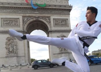 Subcampeón paralímpico Luis Mario Nájera festeja en el Arco del Triunfo