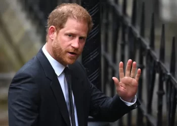 Harry busca reparar su imagen en Reino Unido con regreso parcial