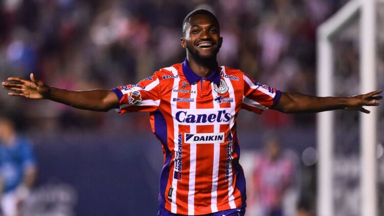 Vitinho será baja gran parte del torneo tras cirugía