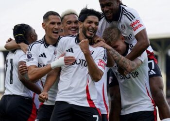 Raúl Jiménez brilla con un golazo en la Premier League