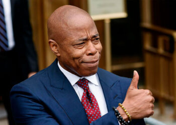 Eric Adams se declara no culpable ante los cargos de corrupción