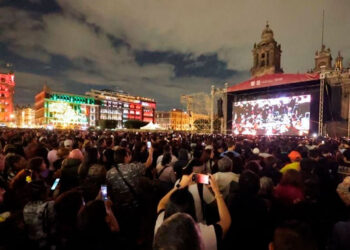 Concierto de Juan Gabriel atrae a más de 70 mil personas al Zócalo