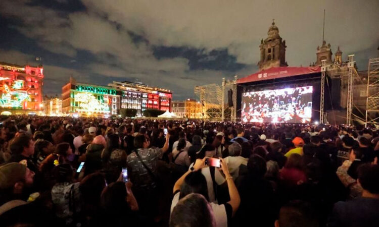 Concierto de Juan Gabriel atrae a más de 70 mil personas al Zócalo