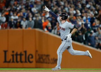 Cleveland reacciona y derrota 5-4 a Detroit, alargando la serie