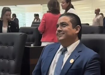 Formaliza Diputado panista dos iniciativas a través de la oficialía de partes