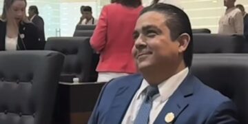 Formaliza Diputado panista dos iniciativas a través de la oficialía de partes