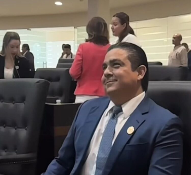 Formaliza Diputado panista dos iniciativas a través de la oficialía de partes