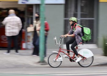 Trabajadores por aplicación ya podrán acceder al IMSS; Sheinbaum firma iniciativa
