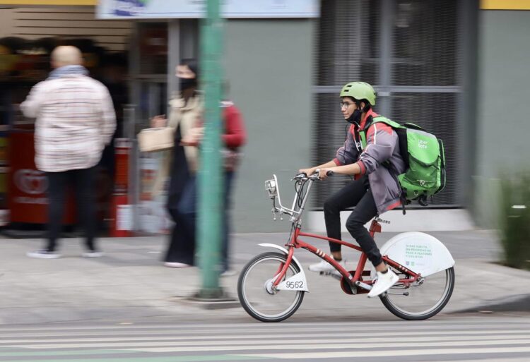 Trabajadores por aplicación ya podrán acceder al IMSS; Sheinbaum firma iniciativa